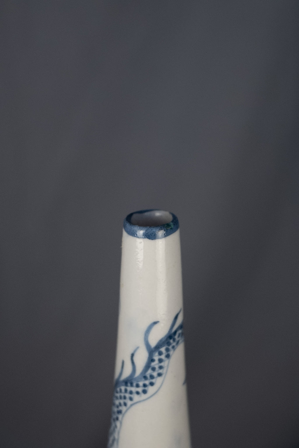 Koreaanse flesvaas met blauwe drakendecoratie