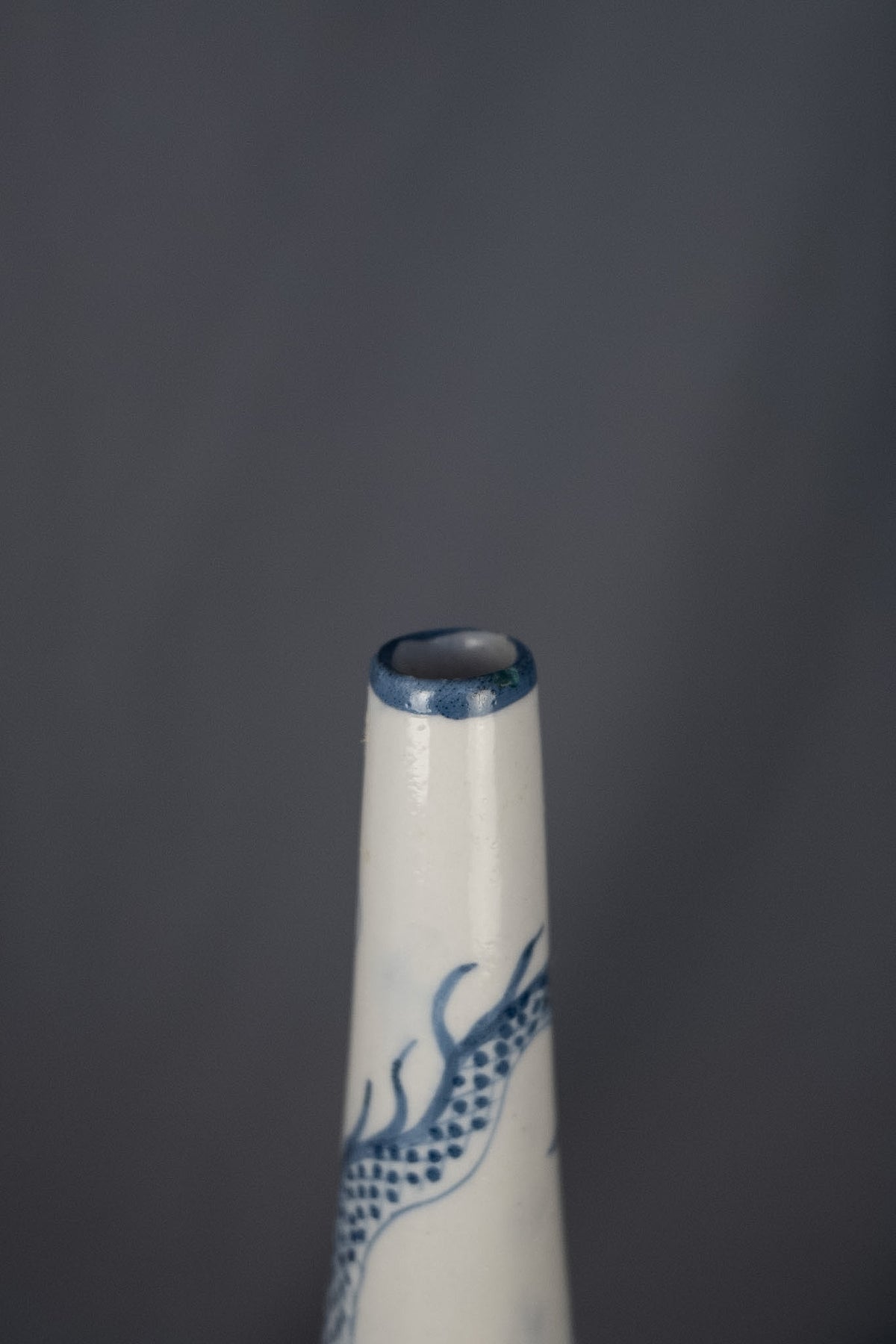 Koreaanse flesvaas met blauwe drakendecoratie
