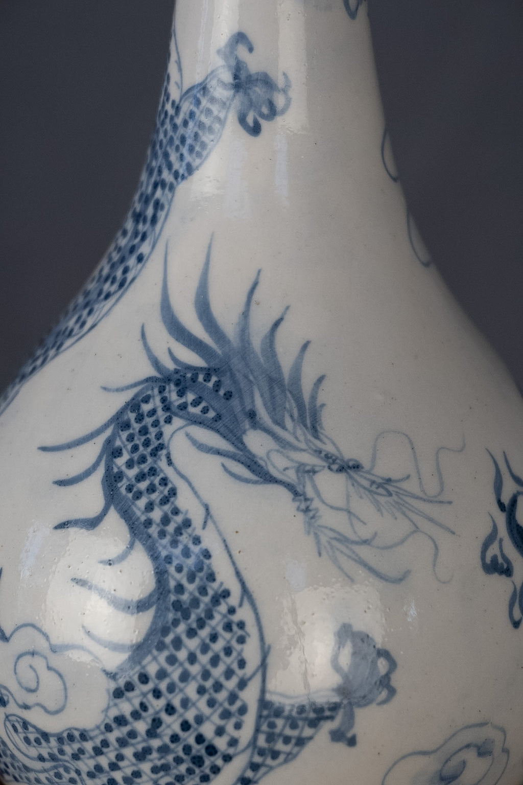 Koreaanse flesvaas met blauwe drakendecoratie