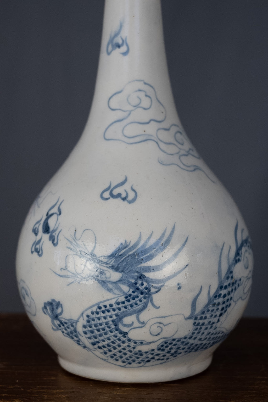 Koreaanse flesvaas met blauwe drakendecoratie