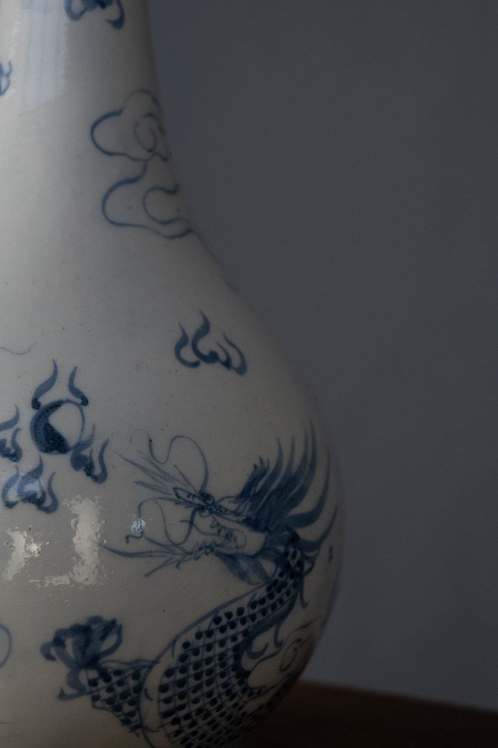 Koreaanse flesvaas met blauwe drakendecoratie
