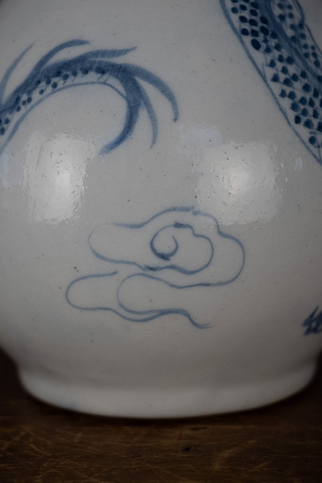 Koreaanse flesvaas met blauwe drakendecoratie