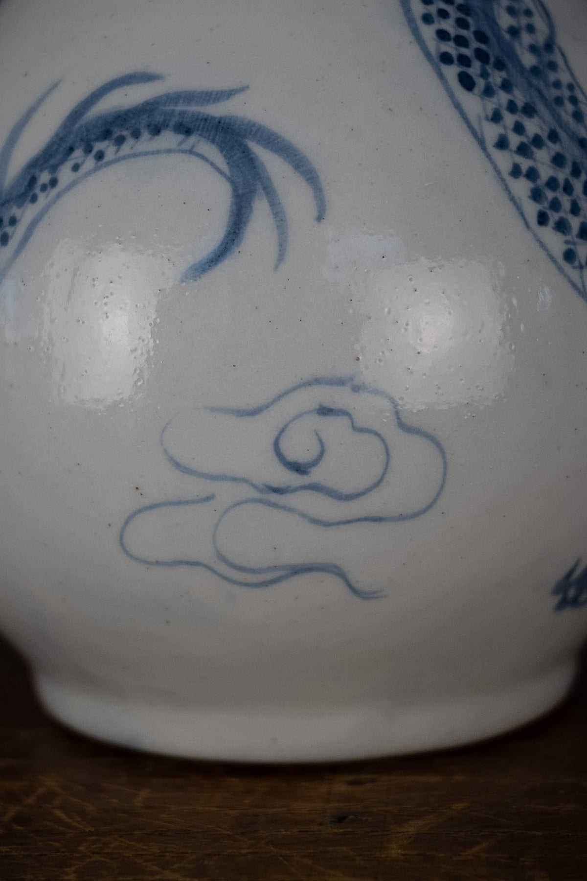 Koreaanse flesvaas met blauwe drakendecoratie