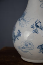 Koreaanse flesvaas met blauwe drakendecoratie