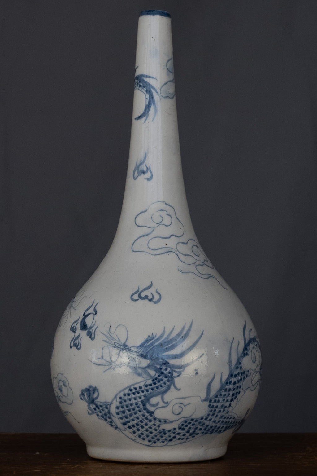 Koreaanse flesvaas met blauwe drakendecoratie