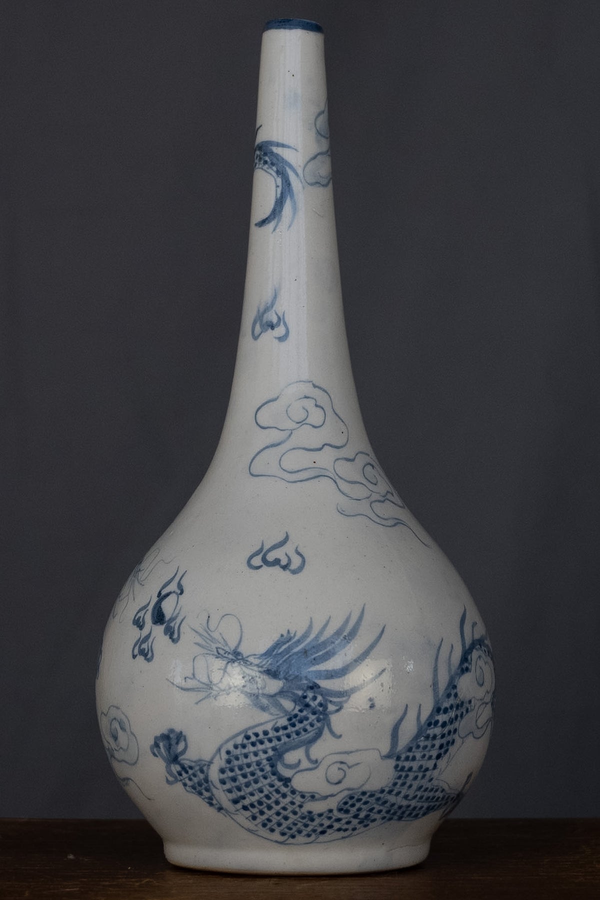 Koreaanse flesvaas met blauwe drakendecoratie