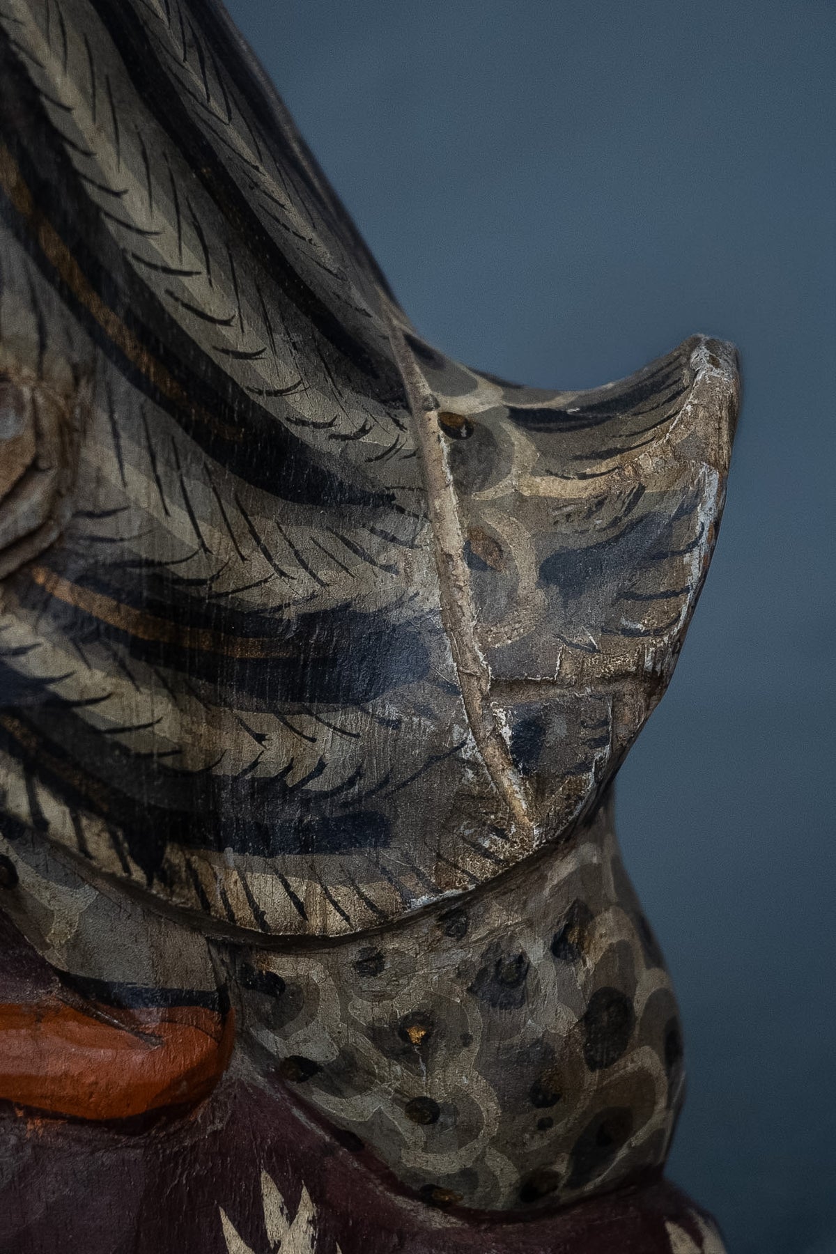 Handgesneden en beschilderd houten eend in Balinese stijl