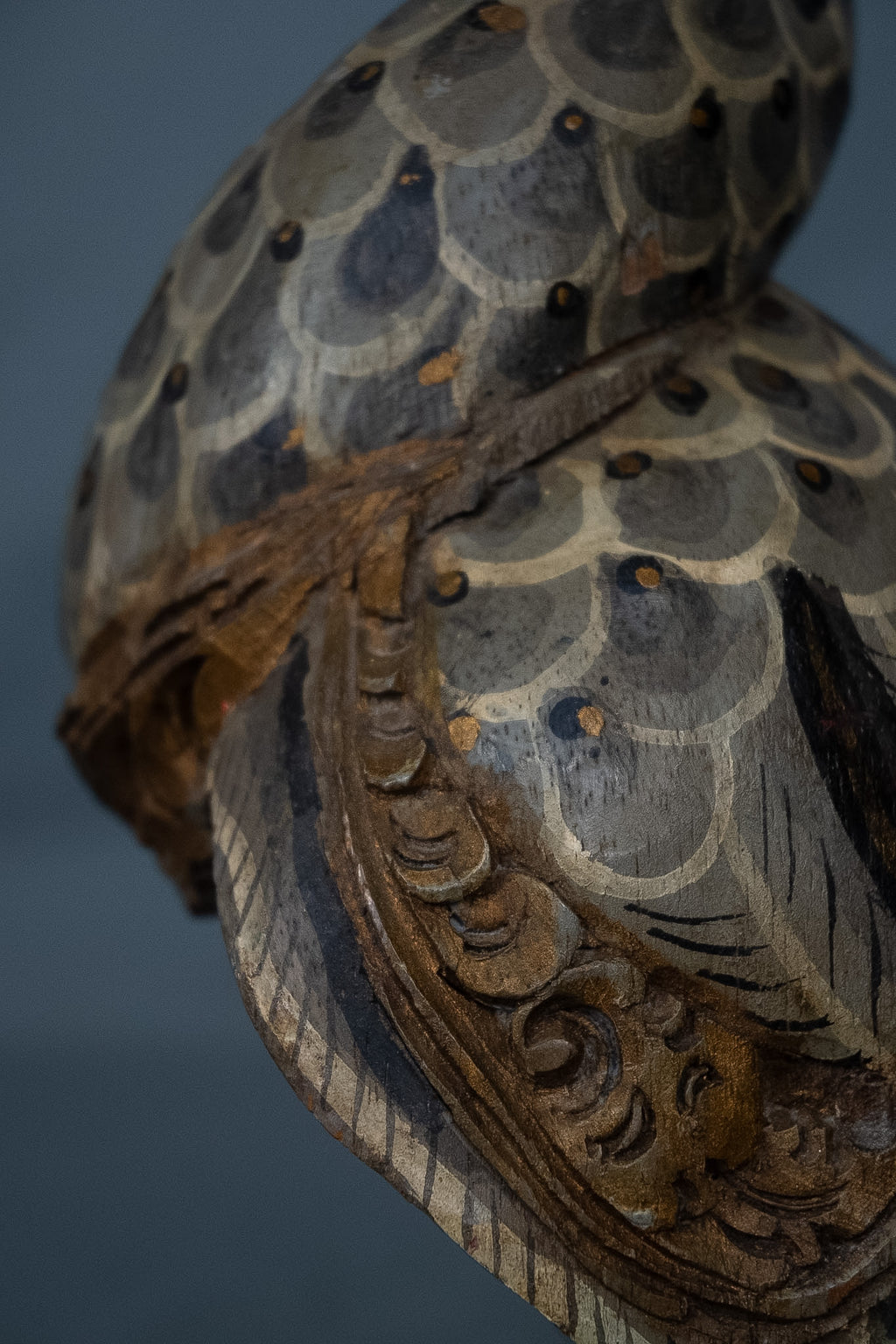 Handgesneden en beschilderd houten eend in Balinese stijl