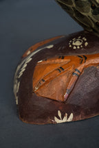 Handgesneden en beschilderd houten eend in Balinese stijl