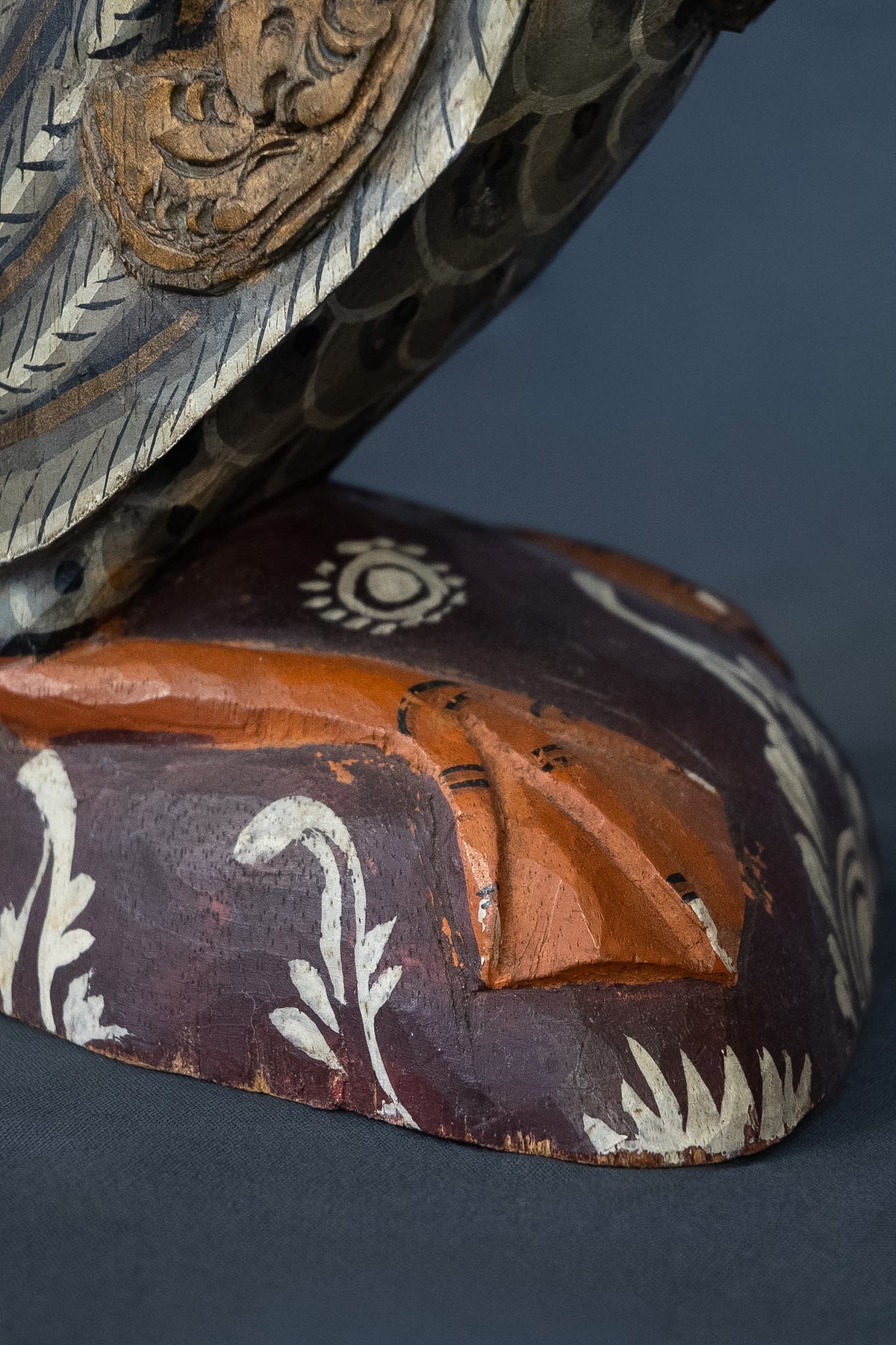 Handgesneden en beschilderd houten eend in Balinese stijl