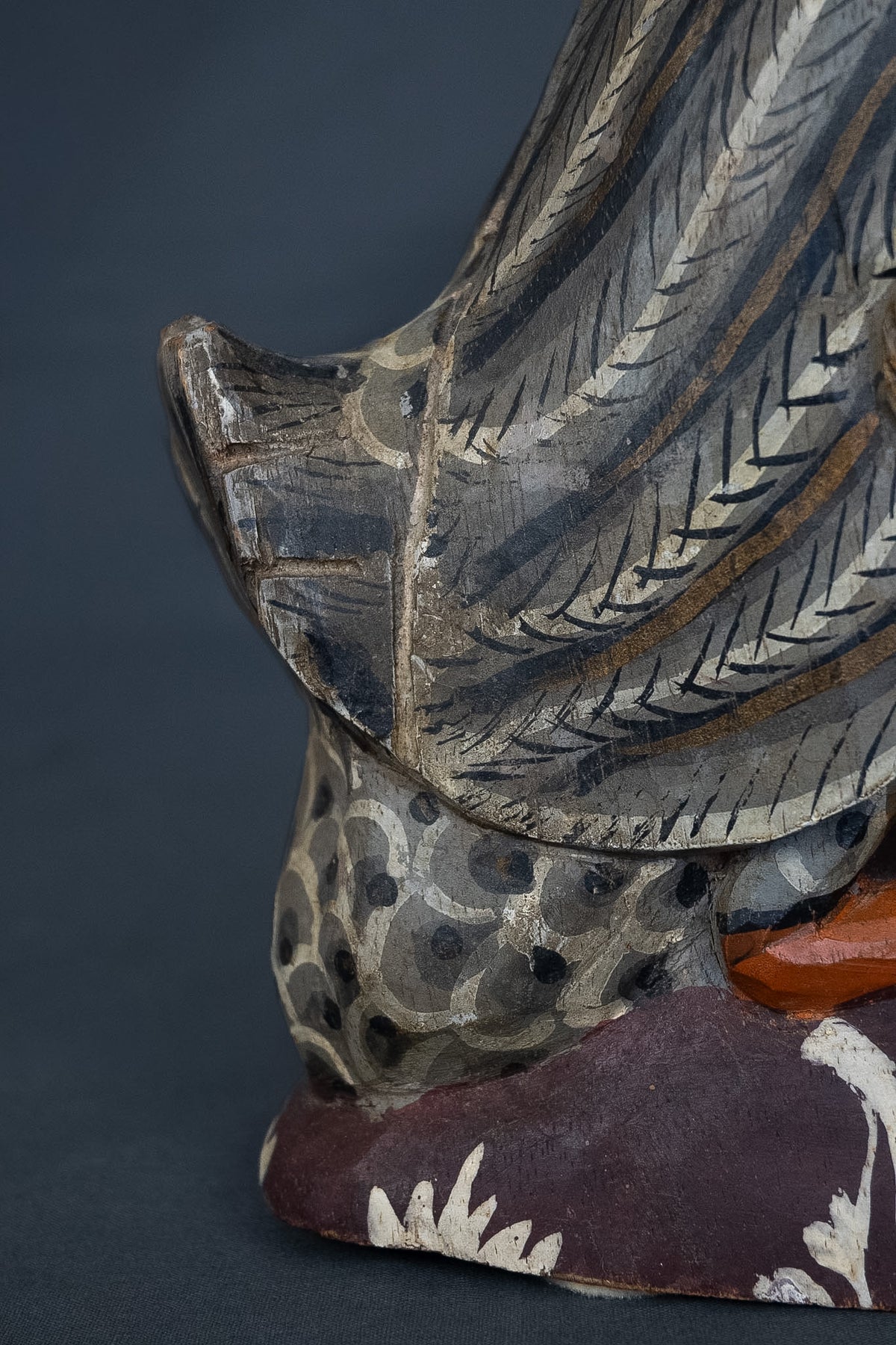 Handgesneden en beschilderd houten eend in Balinese stijl