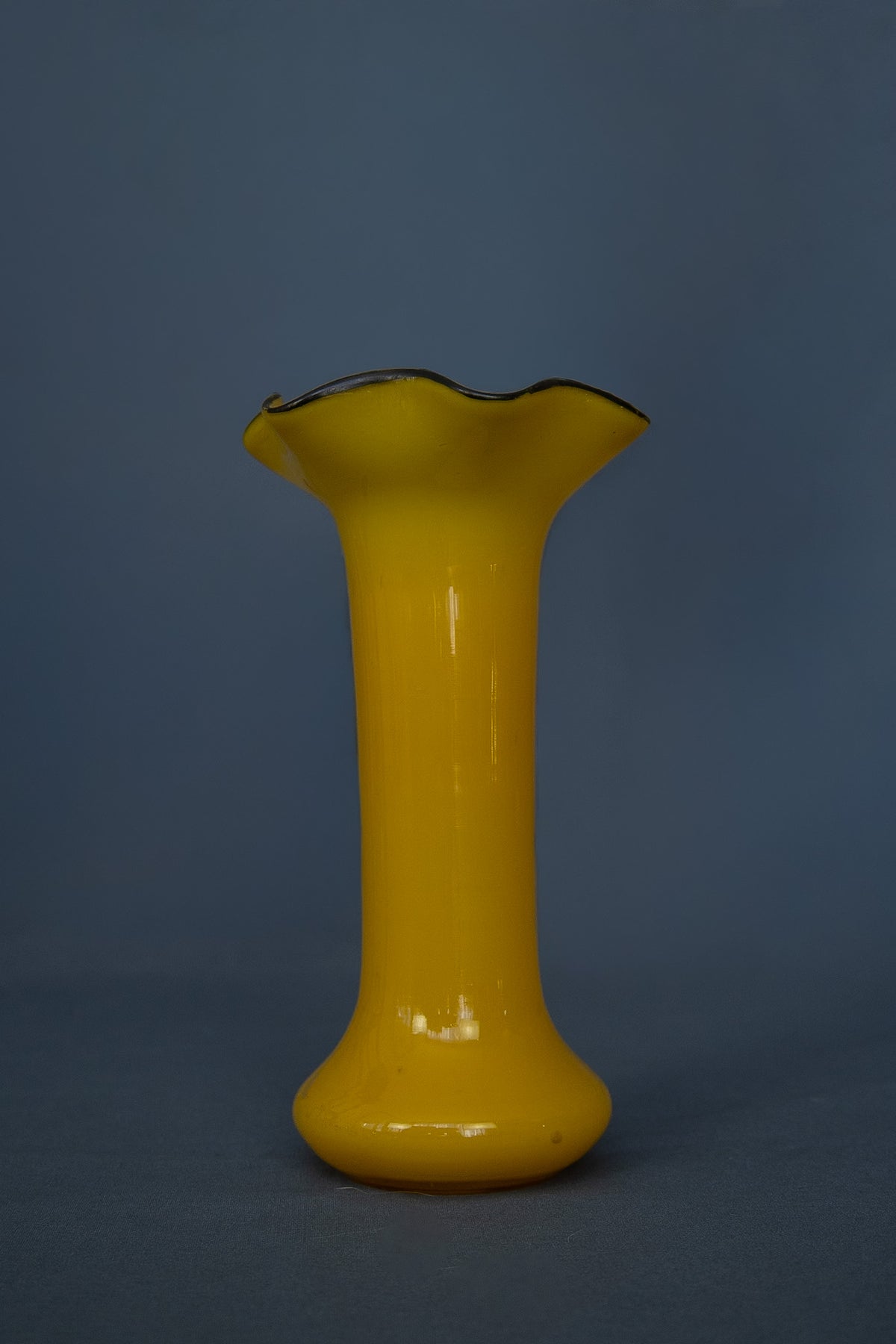 Geel ‘Tango Glass’ Art Deco vaas met zwarte decoratie