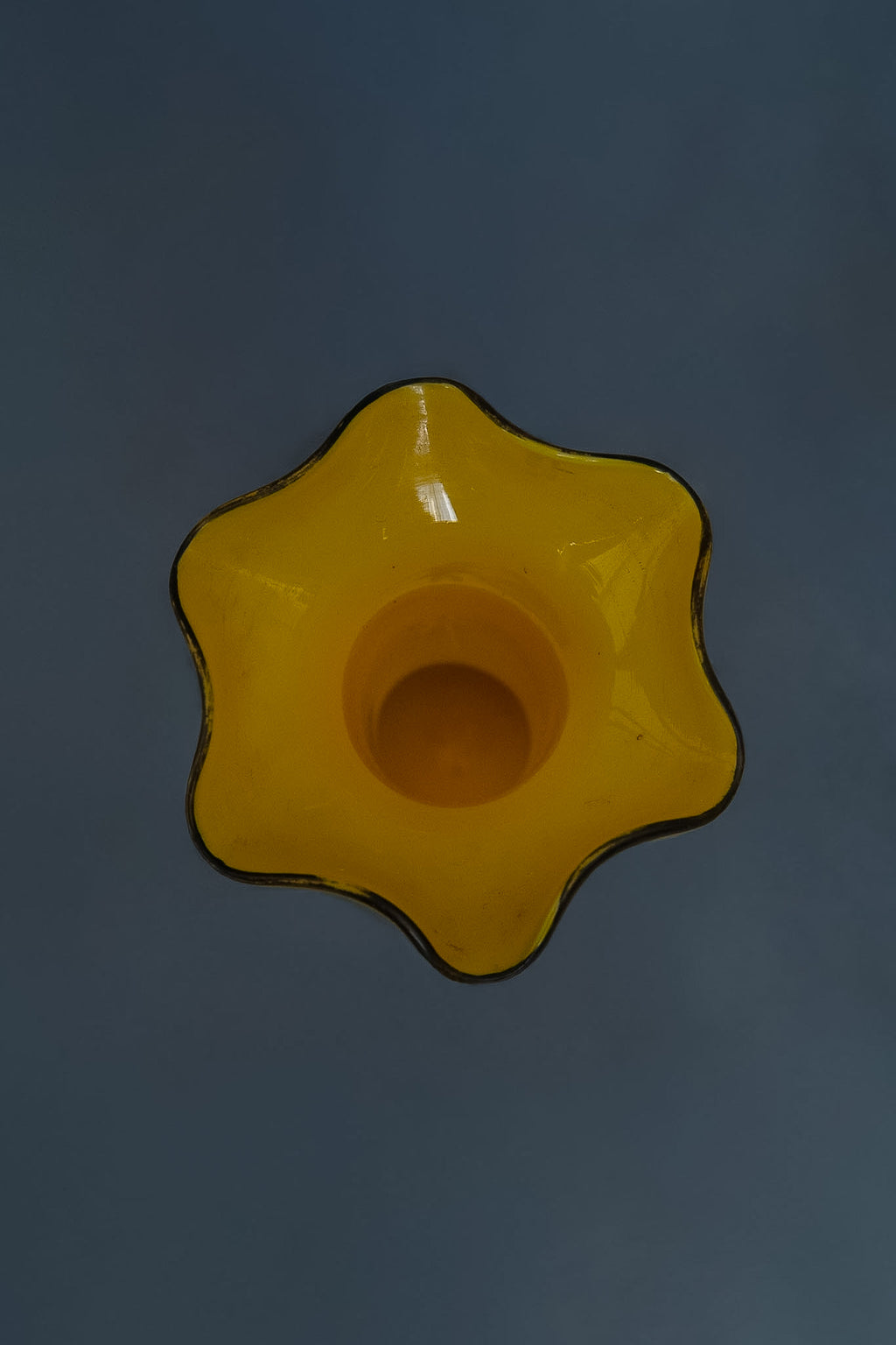 Geel ‘Tango Glass’ Art Deco vaas met zwarte decoratie