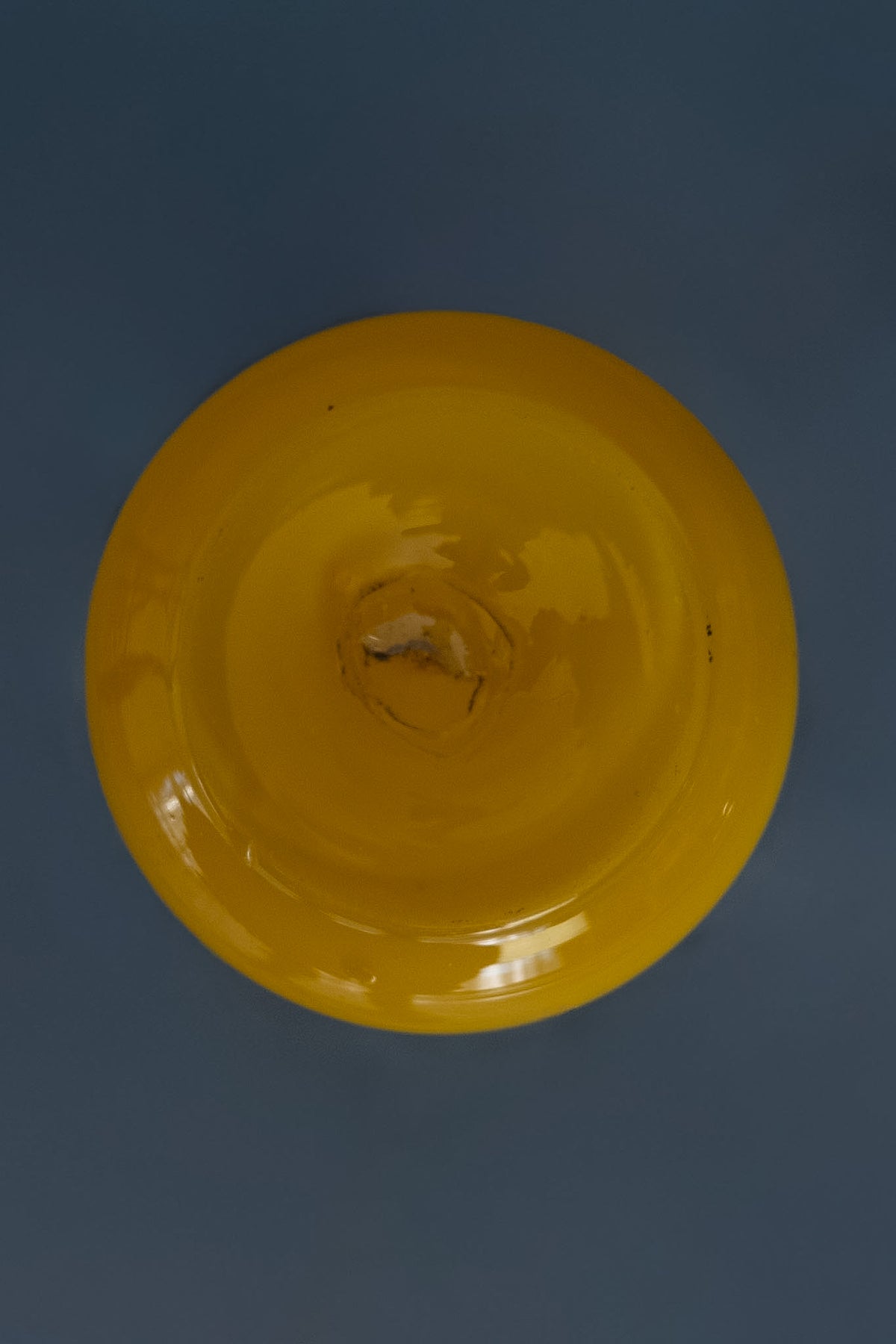 Geel ‘Tango Glass’ Art Deco vaas met zwarte decoratie