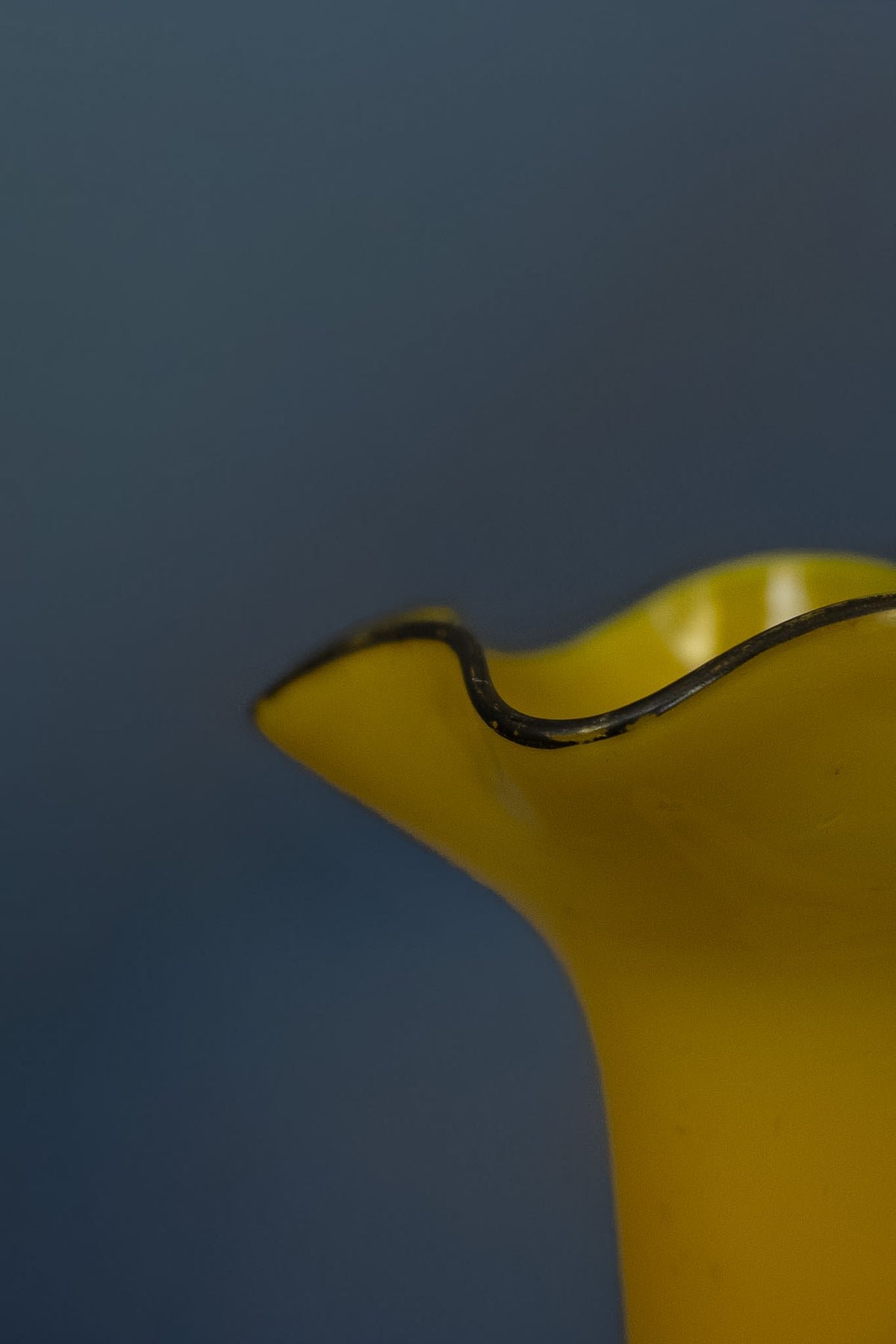 Geel ‘Tango Glass’ Art Deco vaas met zwarte decoratie