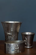 Set van verzilverde bekers & servetring met reliëfdecoraties van dieren