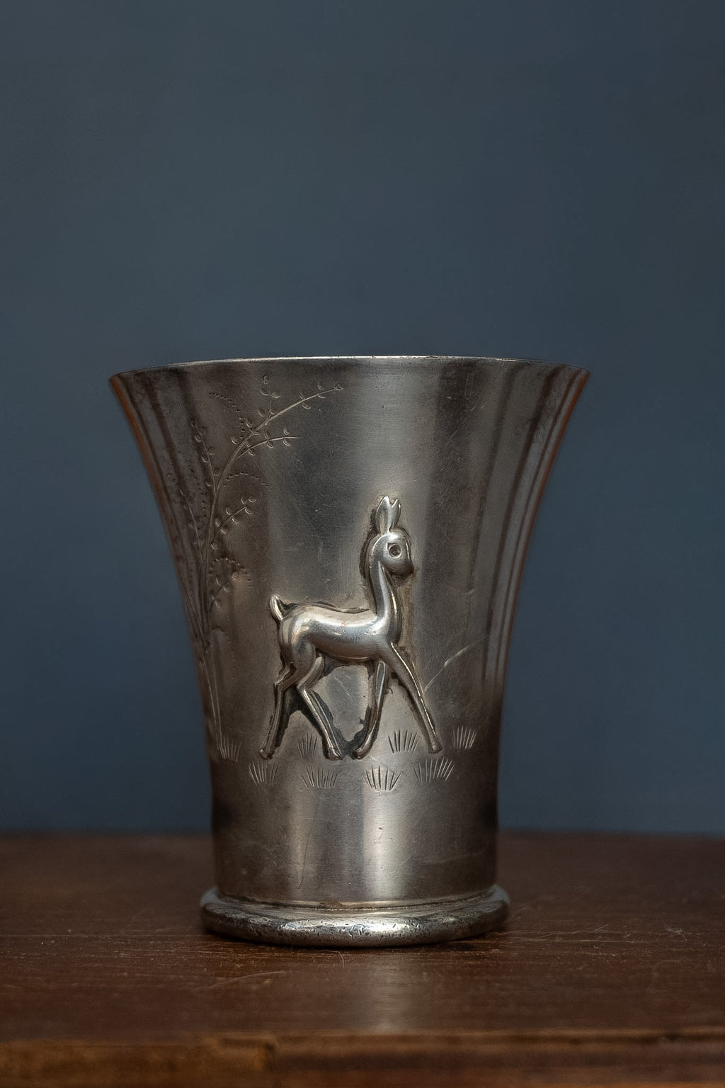 Set van verzilverde bekers & servetring met reliëfdecoraties van dieren