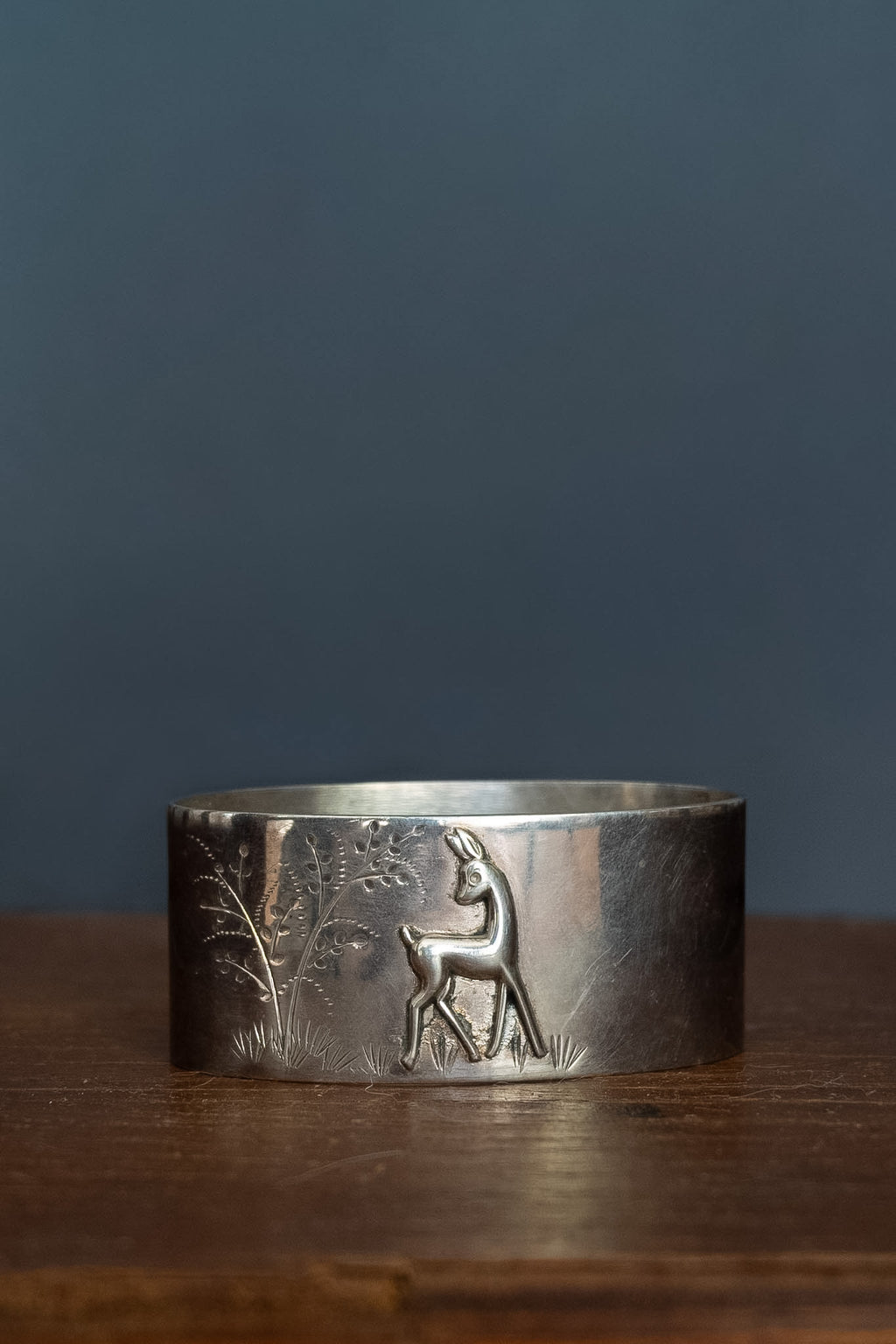Set van verzilverde bekers & servetring met reliëfdecoraties van dieren