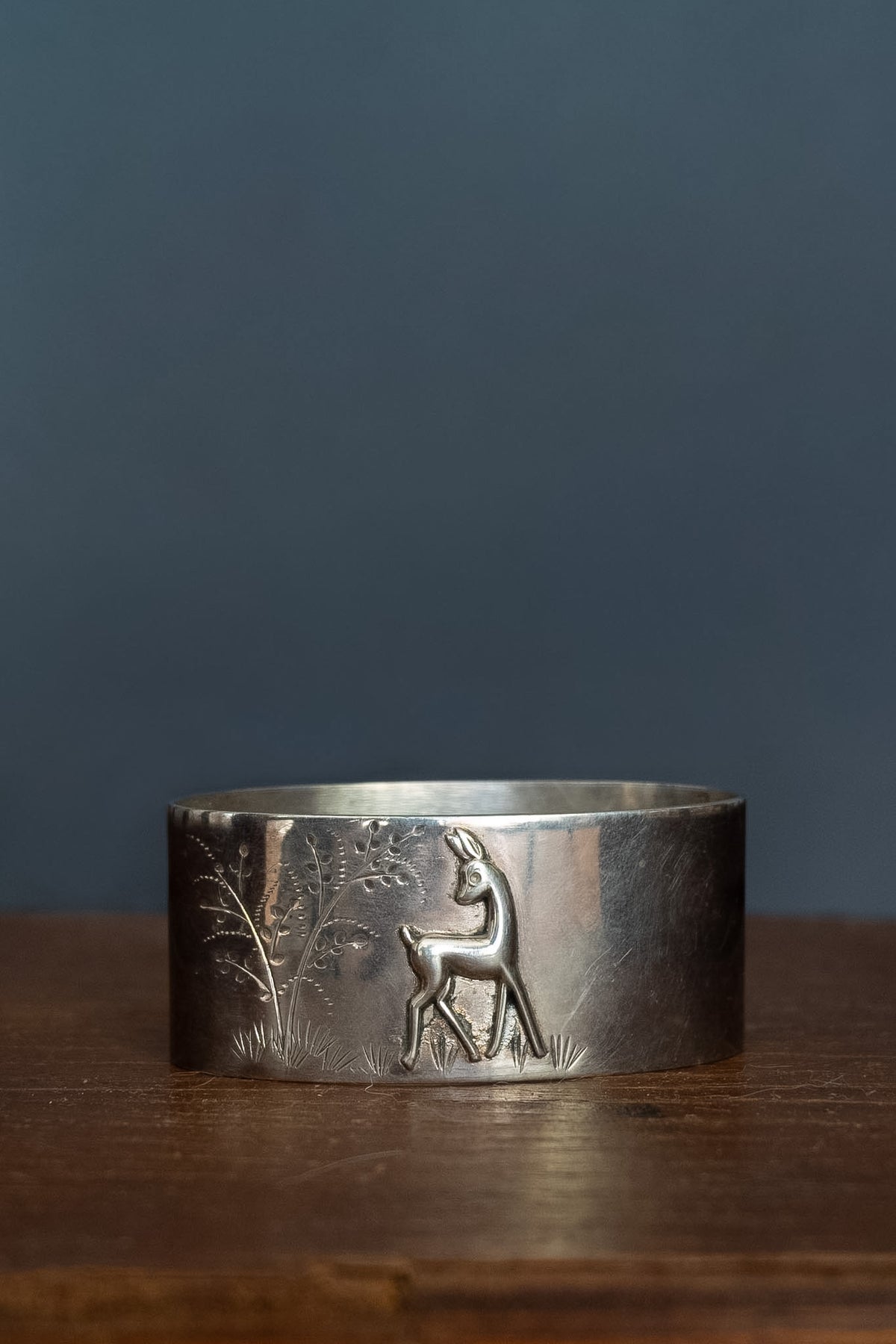 Set van verzilverde bekers & servetring met reliëfdecoraties van dieren