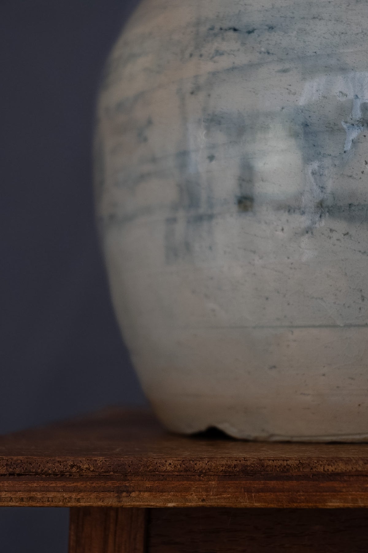 Koreaanse aardewerken opslagpot met blauwgrijze decoratie