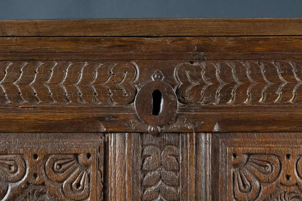 Antieke handgesneden houten dekenkist