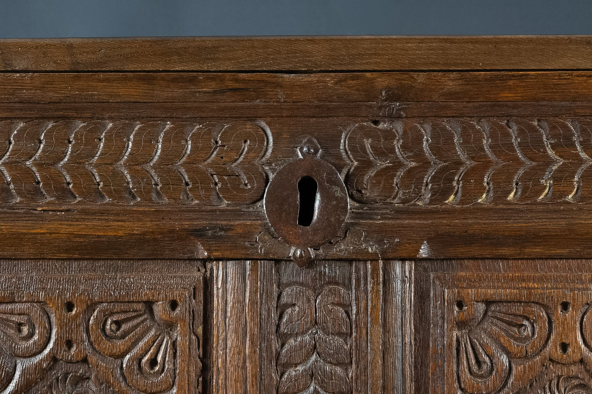 Antieke handgesneden houten dekenkist