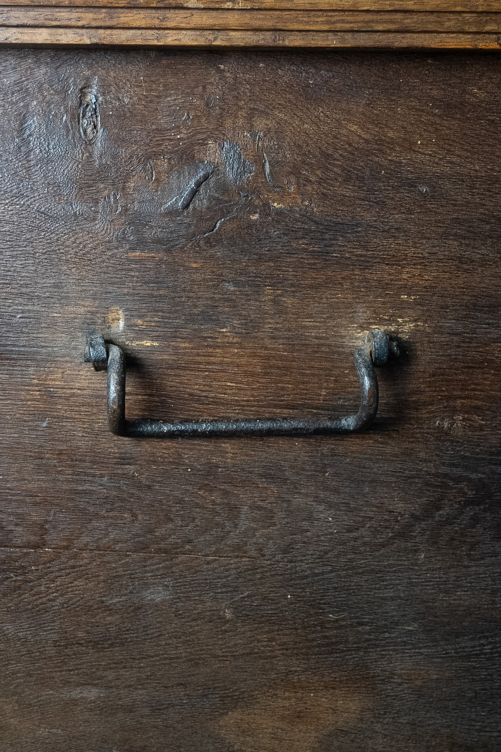 Antieke handgesneden houten dekenkist