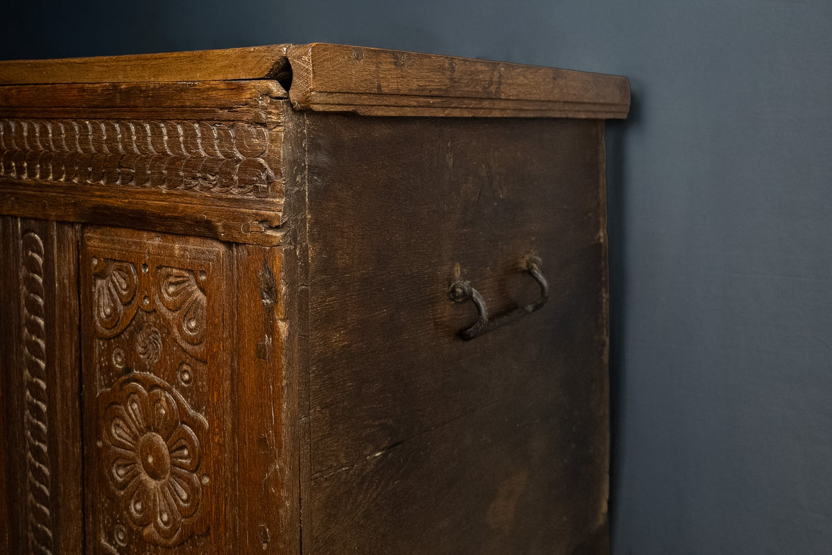 Antieke handgesneden houten dekenkist