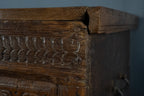 Antieke handgesneden houten dekenkist