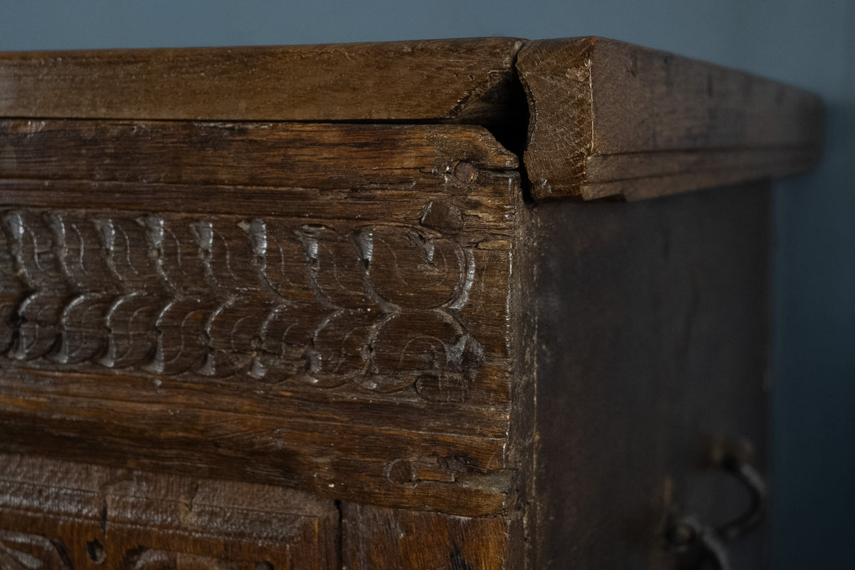 Antieke handgesneden houten dekenkist