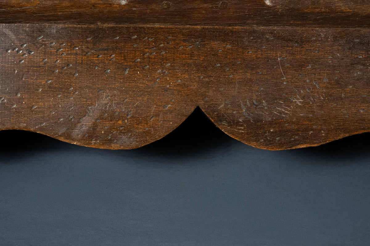 Antieke handgesneden houten dekenkist