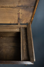 Antieke handgesneden houten dekenkist
