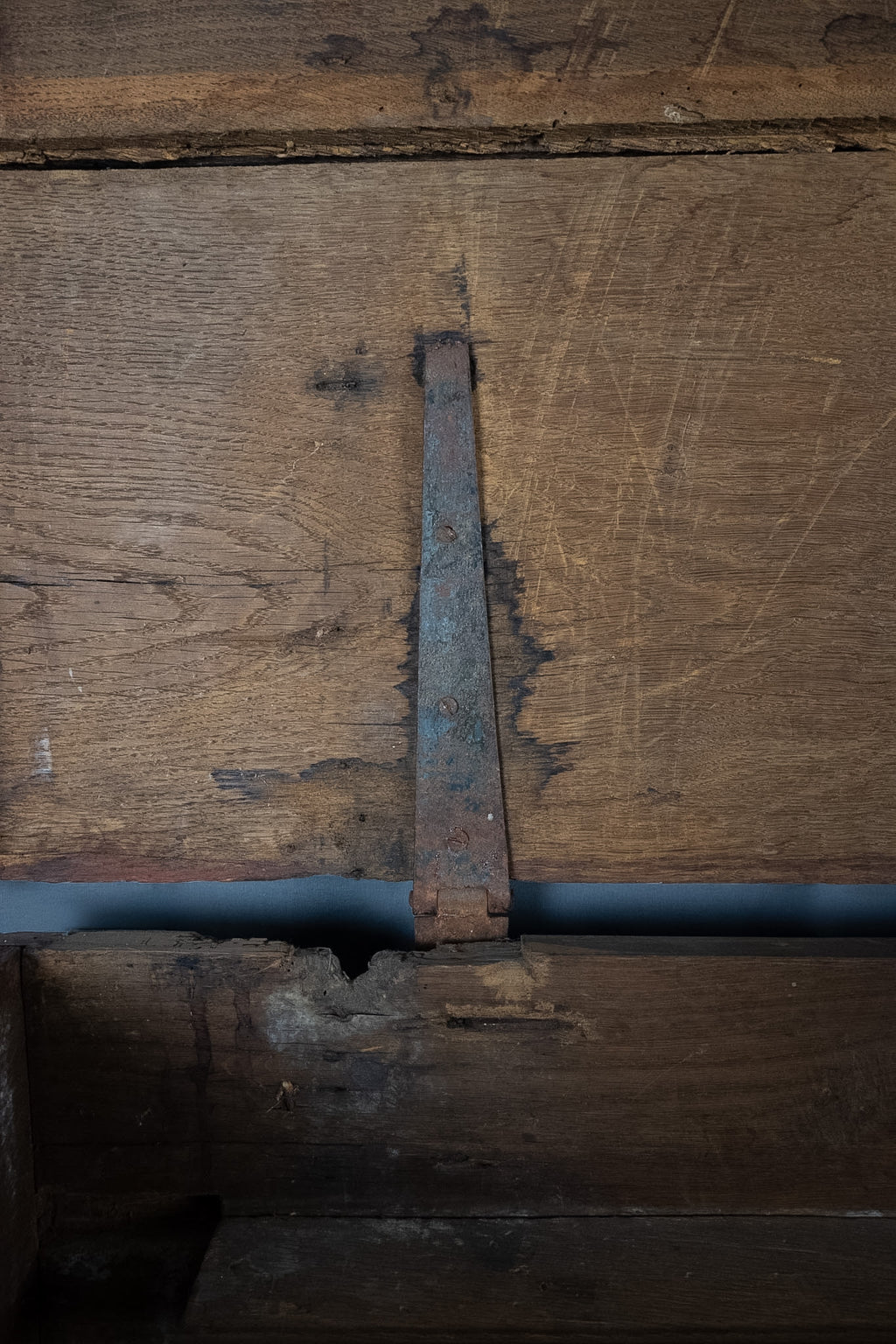Antieke handgesneden houten dekenkist