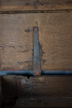 Antieke handgesneden houten dekenkist