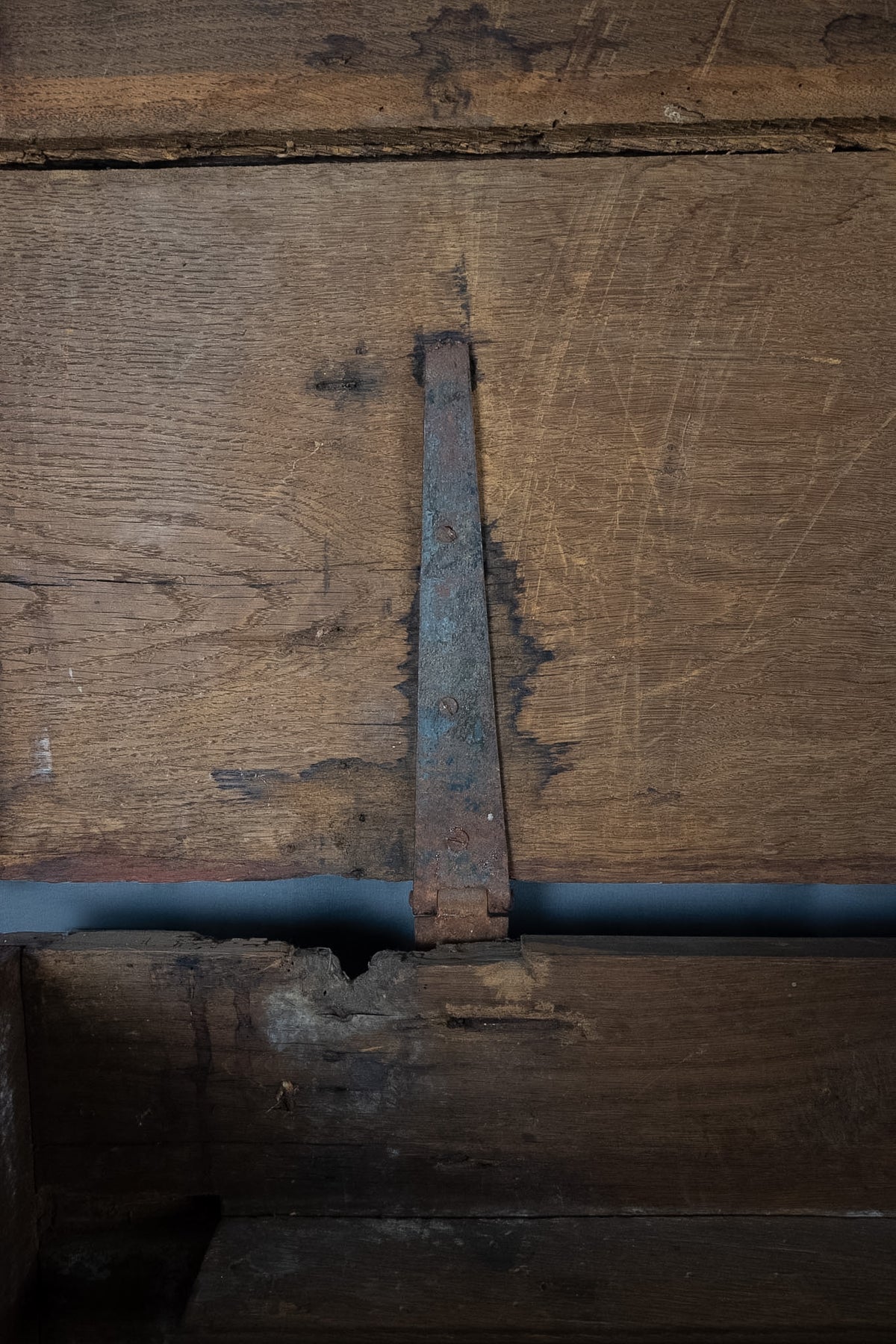 Antieke handgesneden houten dekenkist