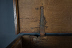 Antieke handgesneden houten dekenkist
