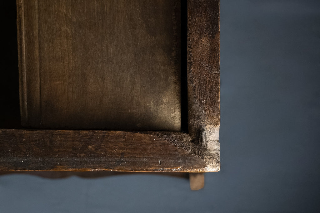 Antieke handgesneden houten dekenkist