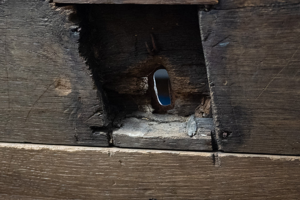 Antieke handgesneden houten dekenkist