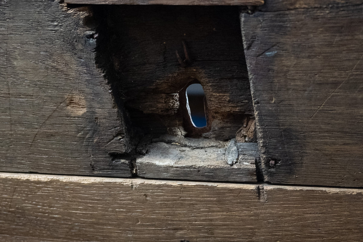Antieke handgesneden houten dekenkist