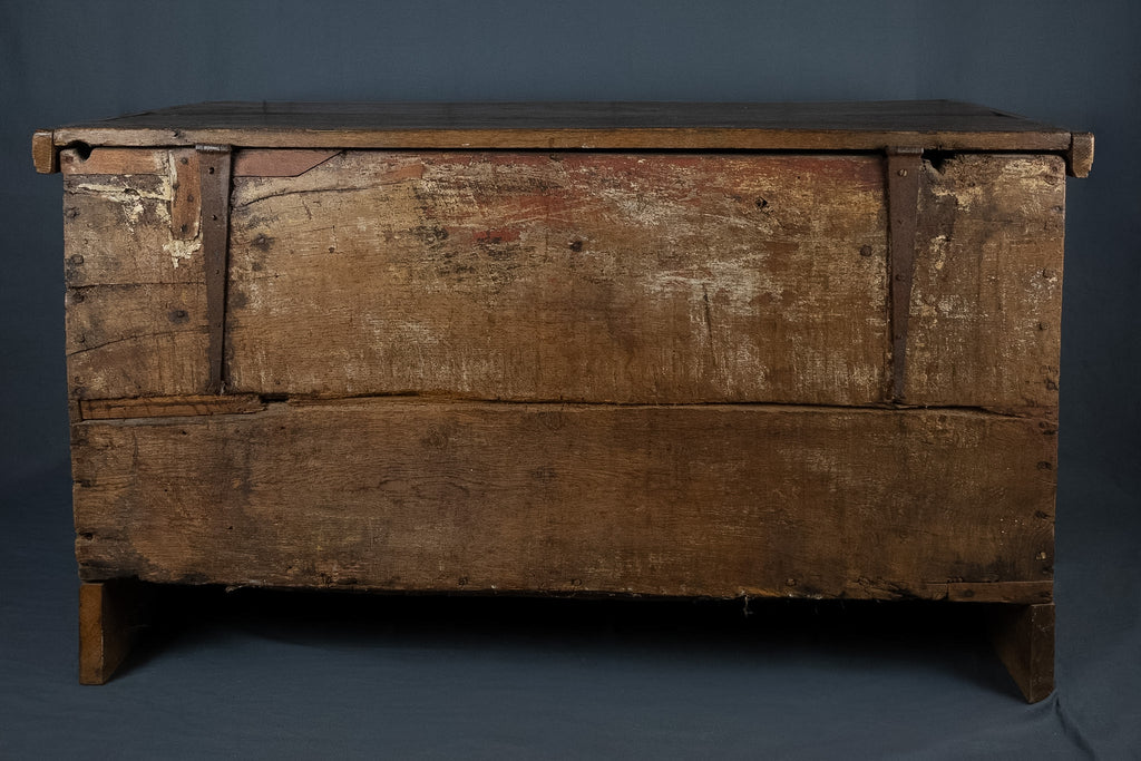 Antieke handgesneden houten dekenkist