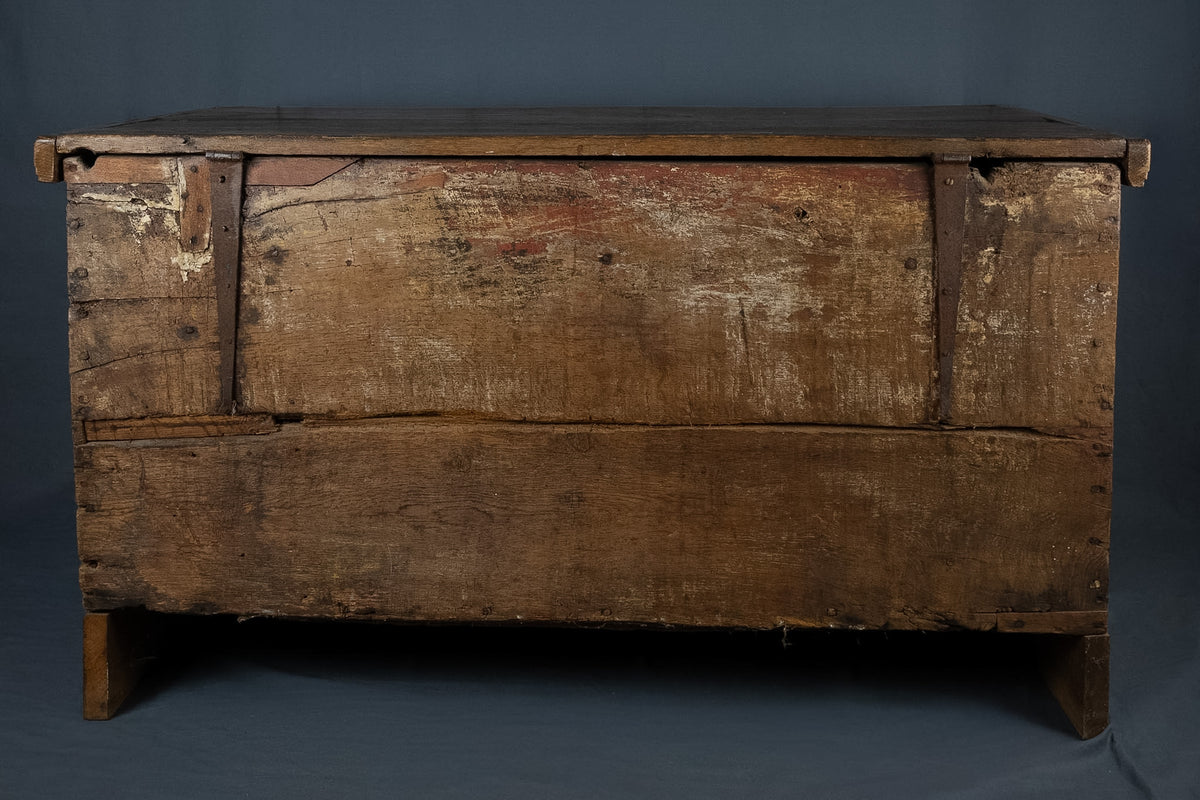 Antieke handgesneden houten dekenkist