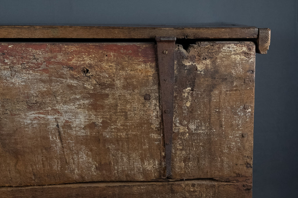 Antieke handgesneden houten dekenkist