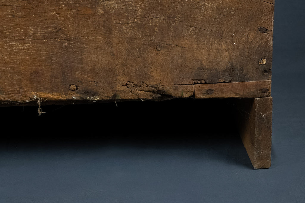Antieke handgesneden houten dekenkist