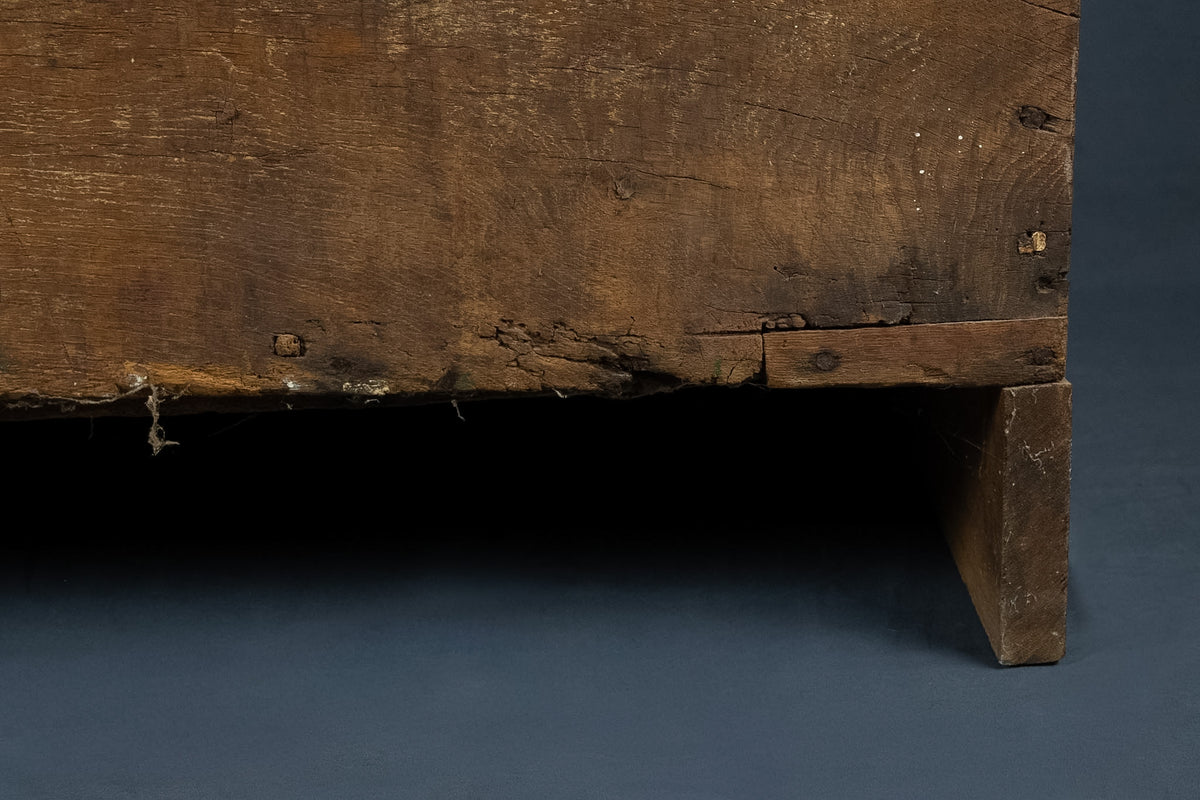 Antieke handgesneden houten dekenkist