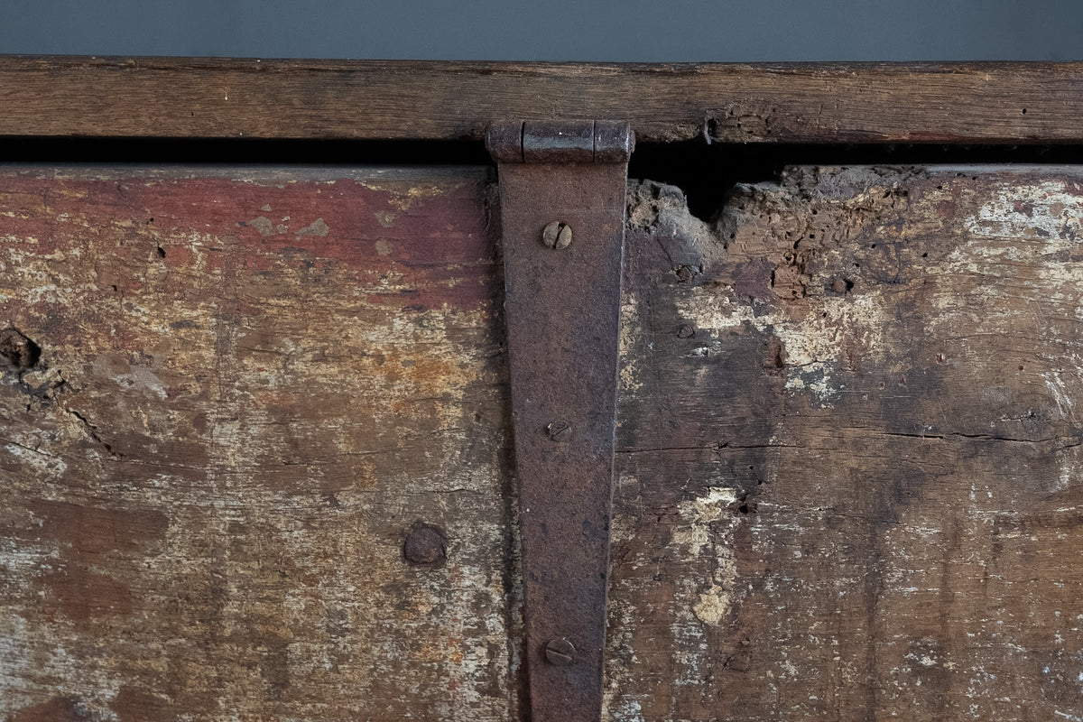 Antieke handgesneden houten dekenkist