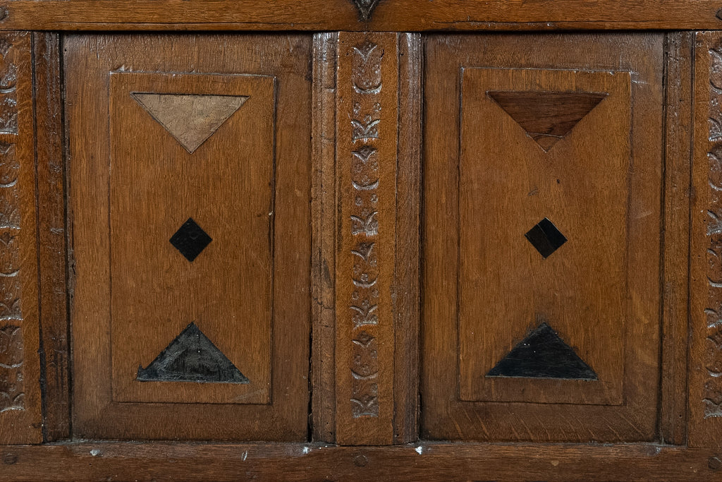 Antieke eikenhouten kist met geometrische inleg