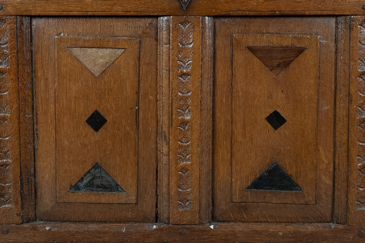 Antieke eikenhouten kist met geometrische inleg