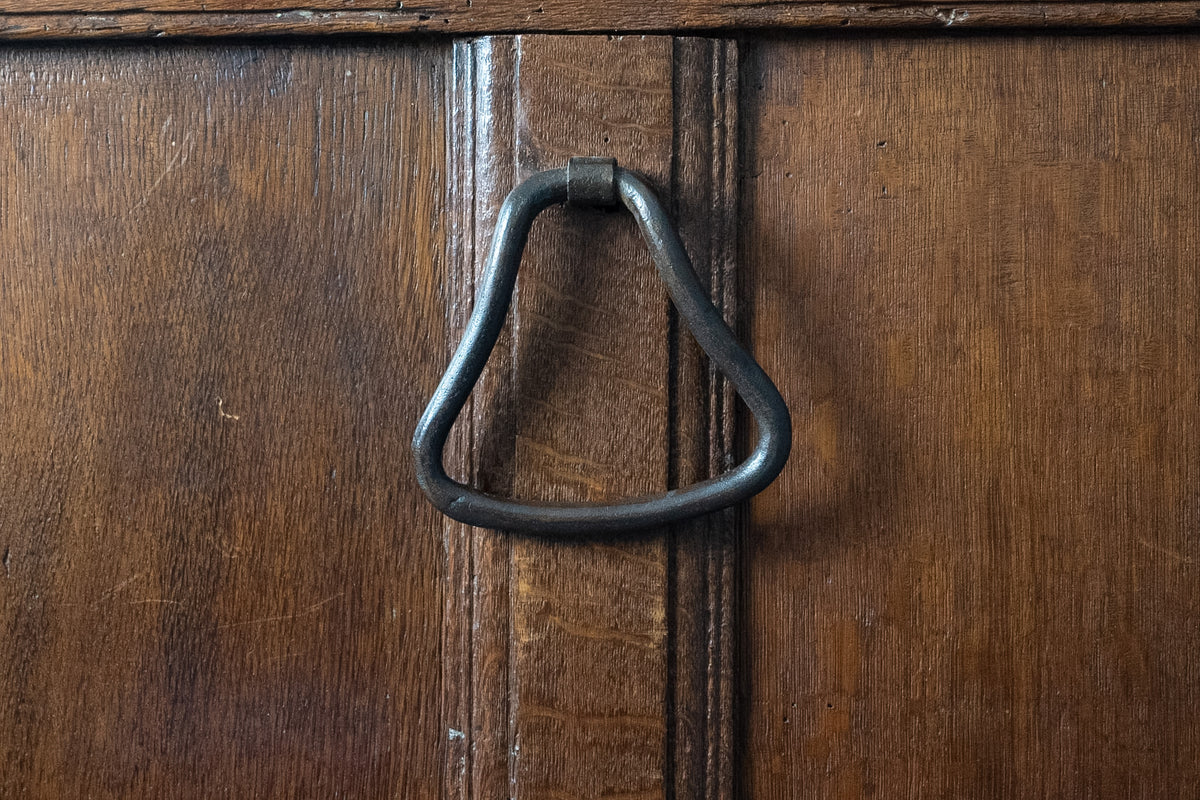 Antieke eikenhouten kist met geometrische inleg