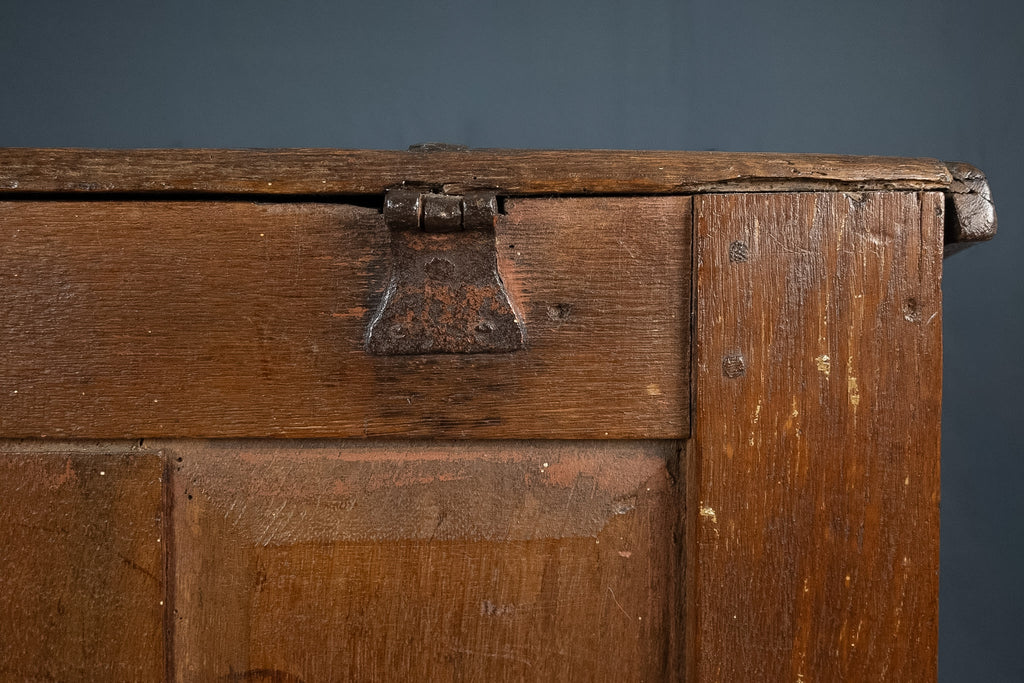 Antieke eikenhouten kist met geometrische inleg