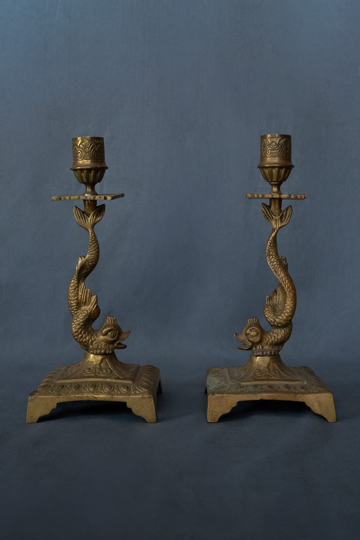 Paar messing kandelaren met vissendecor